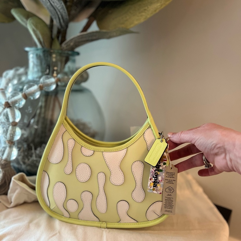 Ergo Bag In Coachtopia Leather With Lava Appliqué 💚 Brand New 💚🤍💚🤍💚🤍 - Picture 3 of 11